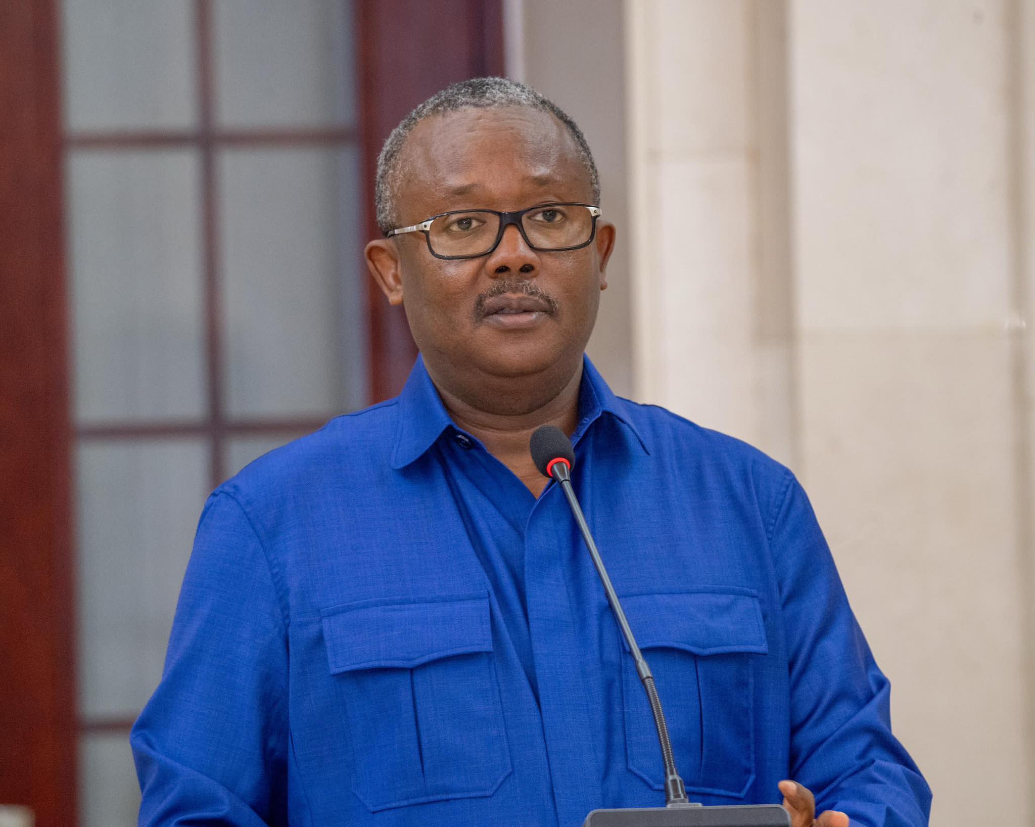 O Presidente da Guiné-Bissau, Umaro Sissoco Embaló, reafirmou a sua determinação em avançar com a revisão da Constituição do país, defendendo a adopção de um sistema semipresidencialista com pendor presidencial. Esta proposta contrasta com o actual regime parlamentarista, que tem sido alvo de debate entre a classe política guineense.