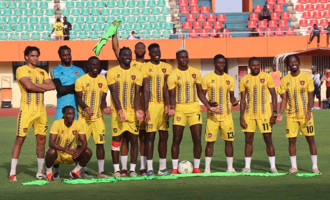 A Seleção Nacional de Futebol da Guiné-Bissau, conhecida como Os Djurtus, está em alerta vermelho não apenas para o jogo de hoje frente ao Burkina-Faso, mas também devido a uma crise interna que ameaça afectar o desempenho da equipa.